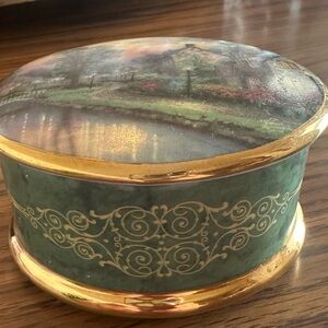 Thomas Kinkade Green and Gold music box. Vintage Lamplight Lane collection.